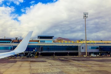 Ubicado en el municipio tinerfe?o de Granadilla de Abona complementndose con el Aeropuerto de Tenerife Norte-Ciudad de La Laguna, situado en el norte de la isla. A nivel global se encuentra en la posicin 189?.