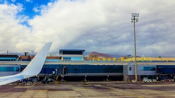 Ubicado en el municipio tinerfeño de Granadilla de Abona complementándose con el Aeropuerto de Tenerife Norte-Ciudad de La Laguna, situado en el norte de la isla. A nivel global se encuentra en la posición 189º.