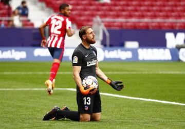 El portero rojiblanco Jan Oblak ataja un balón metido al aéreo de Moi Gómez.