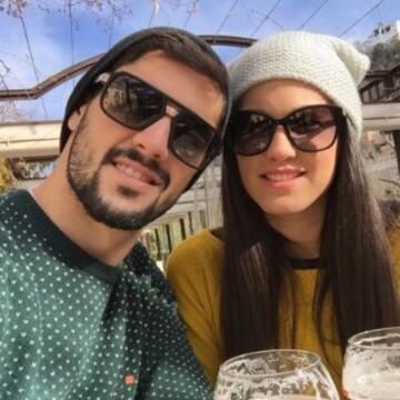Isco, volante del Madrid, y su pareja aprovecharon el descanso.