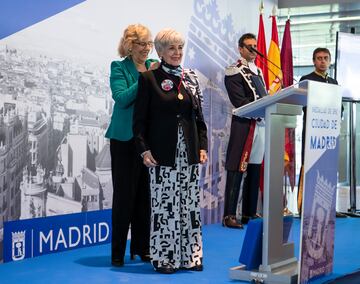 Concha Velasco recibió en 2018 la Medalla de Oro de la Ciudad de Madrid de manos de Manuela Carmena.
