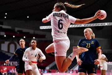 Chloe Valentini a punto de lanzar durante el partido de semifinales entre Francia y Suecia. 