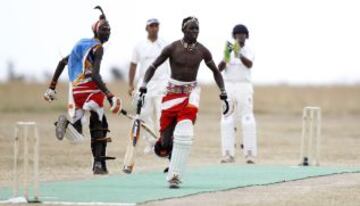Partido de criquet entre los guerreros masai de criquet y los embajadores de criquet de la india durante un partido de criquet Twenty20 en Ol Pejeta Conservancy en el Parque Nacional de Laikipia