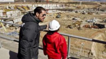 Desde la grada alta de La Peineta, Simeone le muestra a su hijo pequeño, Giuliano, el estado de las obras. Si el técnico cumple su contrato, estará en el banquillo en el partido de inauguración.