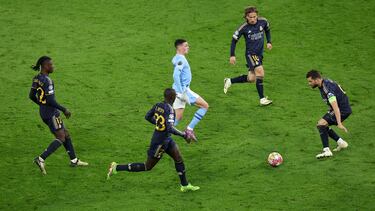 Camavinga, Mendy, Modric y Nacho rodean a Foden durante un instante del Manchester City-Real Madrid del miércoles.