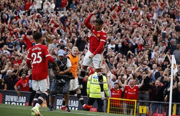 Un pase de Matic al hueco lo aprovecha Cristiano para anotar el segundo gol en su vuelta a Old Trafford.