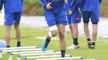 La Asociación de Futbolistas Españoles (AFE) y la Liga de Fútbol Profesional han recomendado al centrocampista Ángel Lafita que no se entrene con el Deportivo ni el Zaragoza hasta que se resuelva en qué club jugará esta temporada