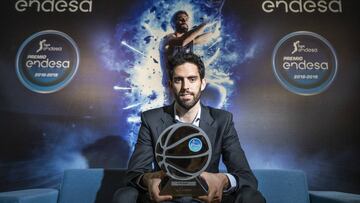 Javier Beir&aacute;n, alero del Iberostar Tenerife, posa con el Premio Endesa 2019