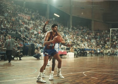 El pívot puertorriqueño jugó primero en el Real Madrid (1989-90) y después fichó por el Barça, donde también estuvo otra temporada. Piculín se había comprometido por dos temporadas con el equipo blanco, pero Wayne Brabender, por entonces técnico del Madrid, no contaba con él. Ganó la Copa del Rey del 91.