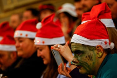 Un hombre disfrazado de El Grinch durante el sorteo de Navidad 2022.