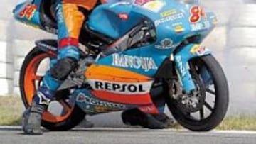 <b>LE VIENE DE CASTA. </b>Julián Miralles hijo demostró su talento en la carrera de 125cc en Albacete.