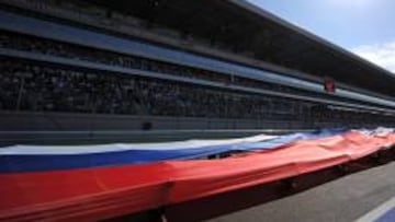 La bandera rusa ocupando la recta principal del circuito de Sochi.