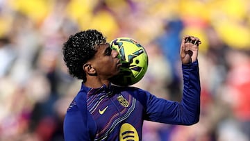 Barcelona's Spanish forward #10 Lamine Yamal warms up prior the Spanish league football match between FC Barcelona and RCD Mallorca at Camp Nou Stadium in Barcelona on February 7, 2026. (Photo by Josep LAGO / AFP)