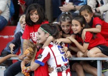 Esther celebra el 1-0 con las benjaminas del Atlético Féminas a las que la jugadora entrena.