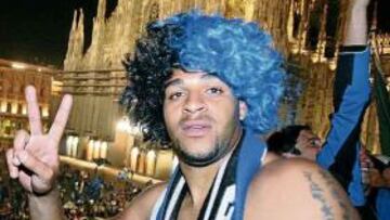 <b>DE FIESTA. </b>Adriano celebró por todo lo alto el Scudetto lograd por el Inter la pasada temporada.