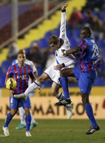 El centrocampista del Levante Sissoko pelea un balón con Bergantiños, del Deportivo de La Coruña, durante el partido de Liga en Primera División 