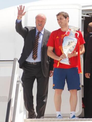 Llegada de la Selección a Barajas tras ganar la Eurocopa de 2012 que se disputó en Polonia y Ucrania. Vicente del Bosque y el capitán Iker Casillas muestran la Copa a los asistentes en el aeropuerto.
