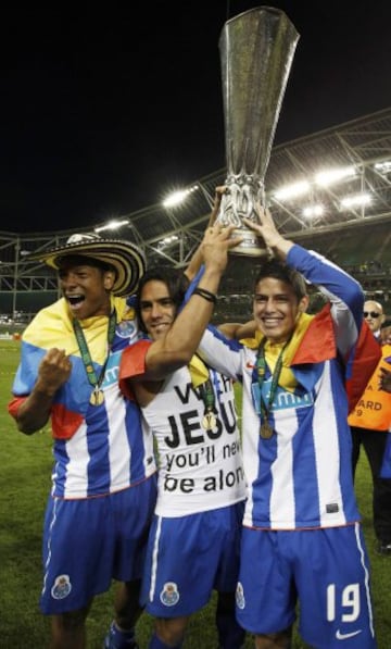 Fredy Guarín, Falcao y James Rodríguez del Oporto sostienen el trofeo de la Europa League después de ganar en la final contra el Braga en Lansdowne Road en Dublín, el 18 de mayo, 2011.