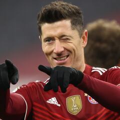Lewandowski betters Muller record as Bayern beat Wolfsburg