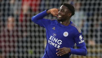 Wilfred Ndidi, jugador del Leicester City, celebra un gol.