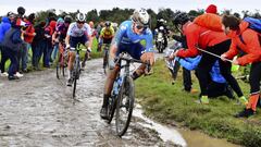 La ciclista danesa del Movistar Emma Norsgaard rueda durante un tramo de pav&eacute;s durante la Par&iacute;s-Roubaix femenina de 2021.