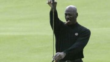 Hace 20 años, en 1994, Michael Jordan se había alistado en los Birmingham Barons de béisbol, que abandonó en 1995 con estadísticas ridículas. Volvió a la NBA y allí alzó los tres últimos de sus seis títulos con los Bulls, entre 1996 y 98. En 2014, aquel número 23, este Michael Jordan, hace vida de magnate jubilado en Florida: dólares, puros y mucho golf.