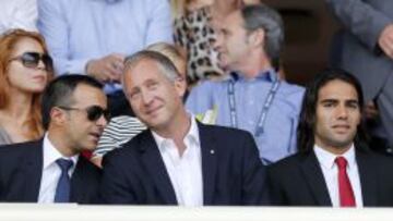 Vadim Vasilyev, vicepresidente del Mónaco, en el centro, escoltado por Mendes y Falcao.