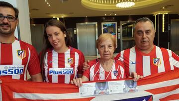 Seguidores del Atlético con las entradas.