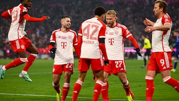 Munich (Germany), 12/01/2024.- Munich's Jamal Musiala (C) celebrates scoring the 1-0 with teammates during the German Bundesliga soccer match between FC Bayern Munich and Hoffenheim in Munich, Germany, 12 January 2024. (Alemania) EFE/EPA/ANNA SZILAGYI CONDITIONS - ATTENTION: The DFL regulations prohibit any use of photographs as image sequences and/or quasi-video.
