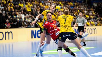 Maria Prieto frenada por la defensa sueca.