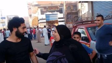 Salah conviviendo con sus compatriotas en las calles donde alguna vez creció y soñó con convertirse en lo que es ahora.