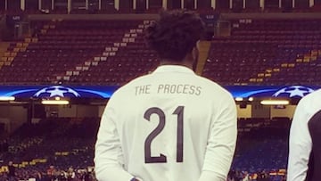 Joel Embiid, con una camiseta de fútbol.