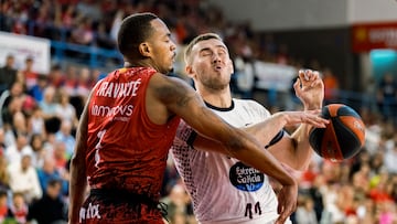 MANRESA (BARCELONA), 19/11//2023.- El ala-pívot americano del Monbus Obradoiro Tres Tinkle (d) es defendido por el escolta americano del Baxi Manresa Travante Williams (i) durante el encuentro de la jornada 10 de la Liga Endesa entre el Baxi Manresa y el Monbus Obradoiro, disputado este domingo en el Pabellón Nou Congost de Manresa. EFE/Siu Wu
