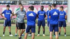 V&iacute;ctor Fern&aacute;ndez da instrucciones a sus jugadores en el entrenamiento de esta ma&ntilde;ana.