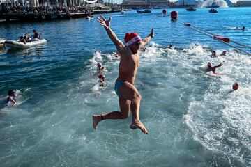 Varios nadadores disfrazados con motivos Navideños participan de la 113ª Edición de la Copa Nadal, una de las pruebas de natación mas antiguas de Europa ya que se celebra desde 1907.