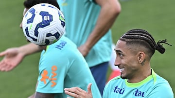 Brasil y Colombia se miden en la vuelta de las Eliminatorias de Conmebol rumbo al Mundial de Norteamérica 2026. Raphinha Dias enfrenta a James Rodríguez.