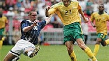 <b>UN ARIETE DE 1.93</B>. El delantero de la imagen superior se llama George Koumantarakis, mide 1,93 y juega en Suiza. Ayer marcó el segundo tanto de Suráfrica ante Escocia.