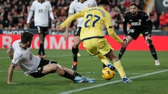 VALENCIA, 02/01/2024.- El delantero del Villarreal, Ilias Akhomach Chakkour (d), intenta llevarse el balón ante el defensa del Valencia, José Gayá, durante el encuentro correspondiente a la jornada 19 de Laliga EA Sports que Valencia y Villarreal disputan hoy martes en el estadio de Mestalla, en Valencia. EFE / Manuel Bruque.
