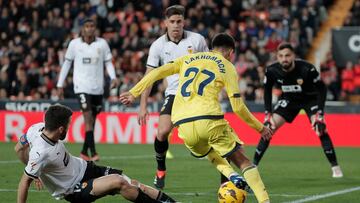 VALENCIA, 02/01/2024.- El delantero del Villarreal, Ilias Akhomach Chakkour (d), intenta llevarse el balón ante el defensa del Valencia, José Gayá, durante el encuentro correspondiente a la jornada 19 de Laliga EA Sports que Valencia y Villarreal disputan hoy martes en el estadio de Mestalla, en Valencia. EFE / Manuel Bruque.
