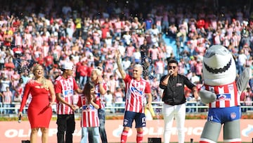 Juan Fernando Quintero junto a su familia en el estadio Metropolitano