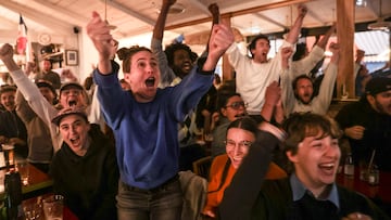 PARIS (France), 07/05/2025.- PSG supporters celebrate a goal as they watch a broadcast at a bar during the UEFA Champions League semi-finals 2nd leg soccer match between Paris Saint-Germain and Arsenal FC, in Paris, France, 07 May 2025. (Liga de Campeones, Francia) EFE/EPA/TERESA SUAREZ