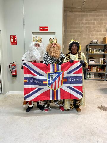 Melchor, Gaspar y Baltasar posan con la bandera de la peña.