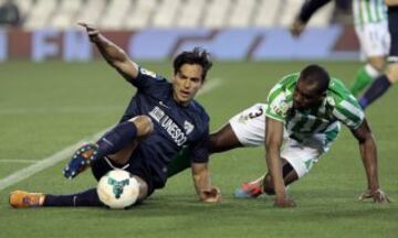 El defensa brasileño del Betis Paulao Santos disputa un balón con el delantero paraguayo del Málaga Roque Santa Cruz.