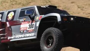 <b>PROBLEMAS. </b>Al Attiyah con su Hummer H3 pintado con los colores de Catar tuvo problemas en la primera etapa, salió al amanecer y llegó más allá de las once de la noche.