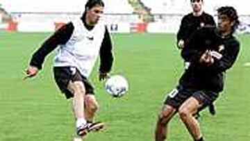 PRETENDIDO. Nuno Gomes (a la izquierda), que disputa un balón con Rui Costa, es el objetivo de la Real.