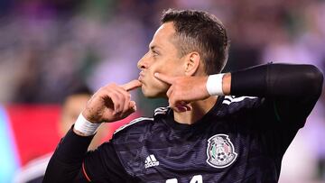 El atacante mexicano abrió el marcador con remate de cabeza, definición que terminó de gran forma la jugada individual del 'Tecatito' Corona.