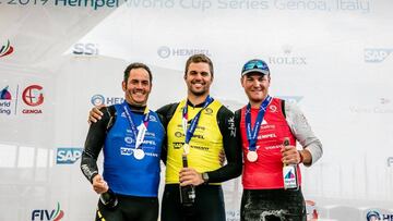 De izquierda a derecha: álex Muscat (plata), Jorge Zarif (oro) y Joan Cardona (bronce), podio de la clase Finn en la Copa del Mundo.