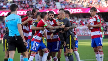 GRANADA, 03/02/2024.- Disputa entre varios jugadores durante el partido de LaLiga entre el Granada y la UD Las Palmas, este sábado en el Nuevo Estadio Los Cármenes. EFE/Pepe Torres.