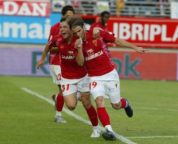 Iván Alonso celebra un gol con el Murcia.