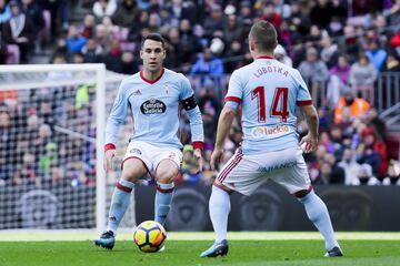 Hugo Mallo pasa el balón a Lobotka.